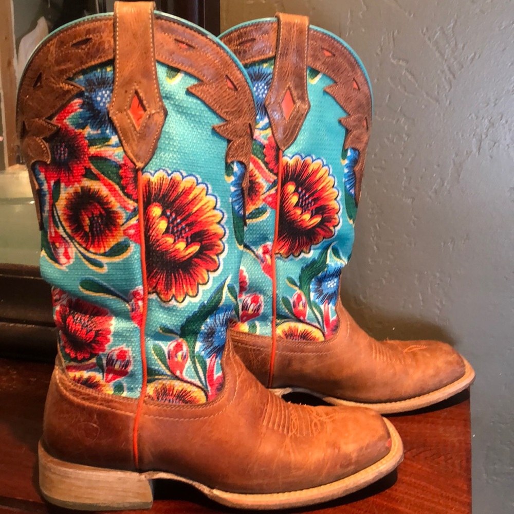 Gently loved Ariat boots with super cute floral detail!!